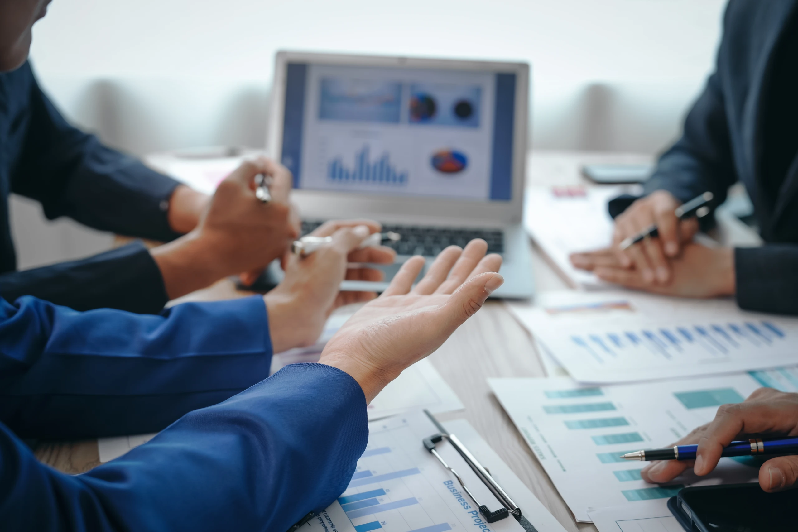 Arbitrage entre rémunération et dividendes, tableaux financiers à l'appui