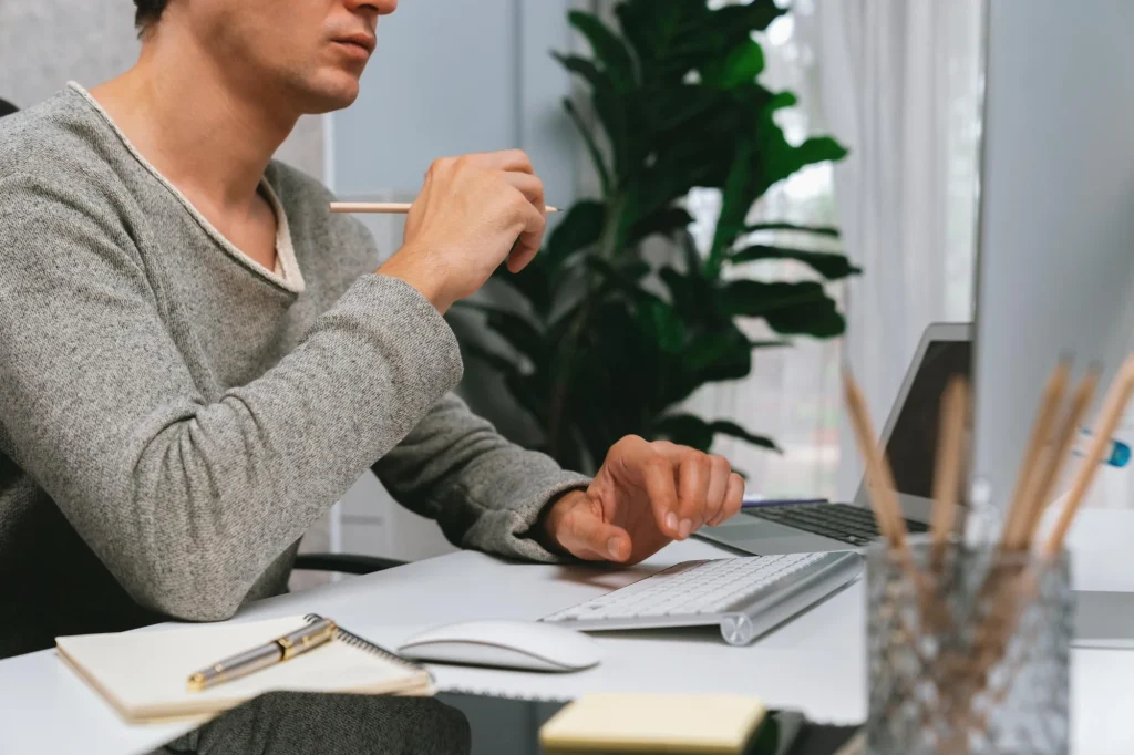 Particulier vérifiant sa situation fiscale sur ses documents personnels