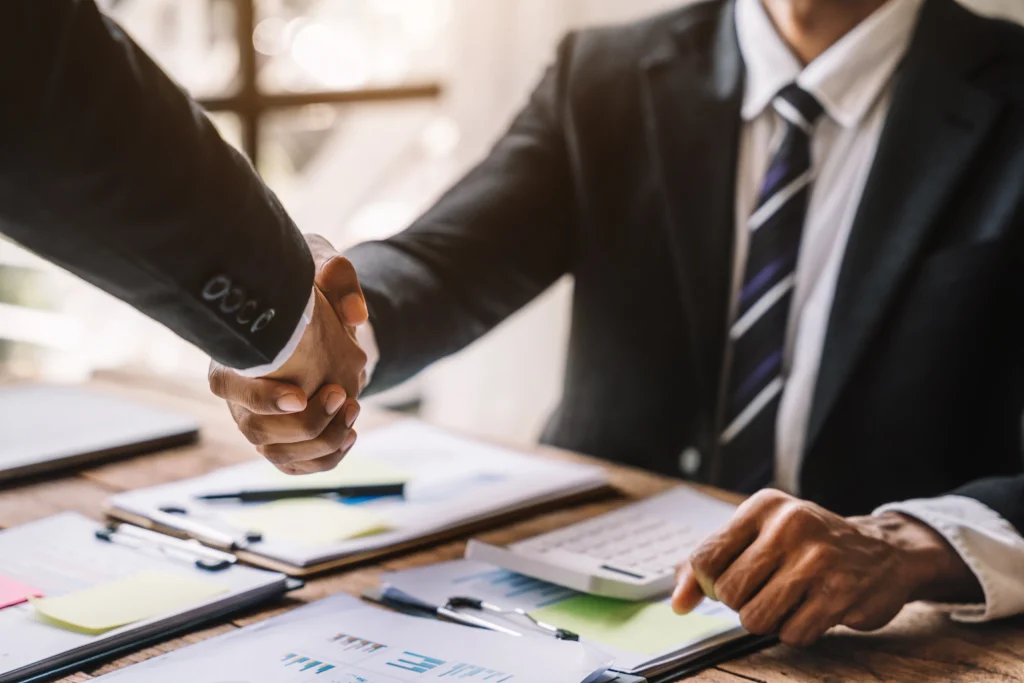 Poignée de main scellant une transaction d'entreprise sur le dossier de cession