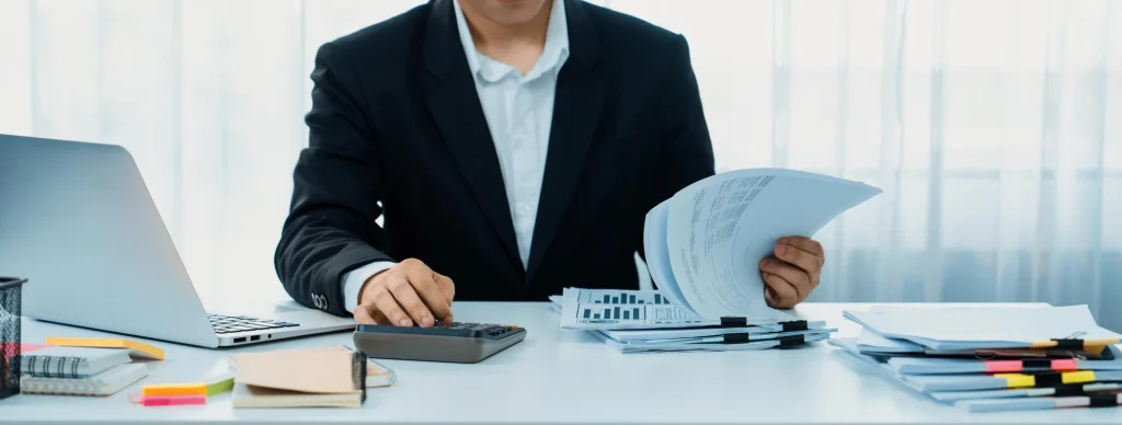 Conseil fiscal du dirigeant travaillant sur ses documents de rémunération