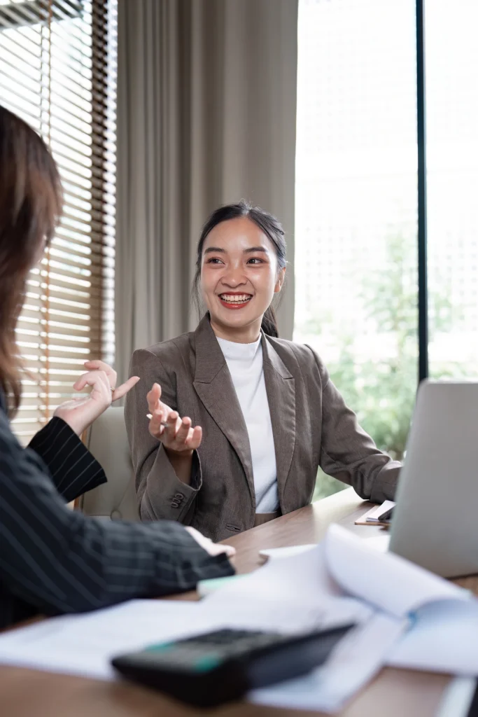 Conseil fiscal en entretien individuel dans un bureau lumineux