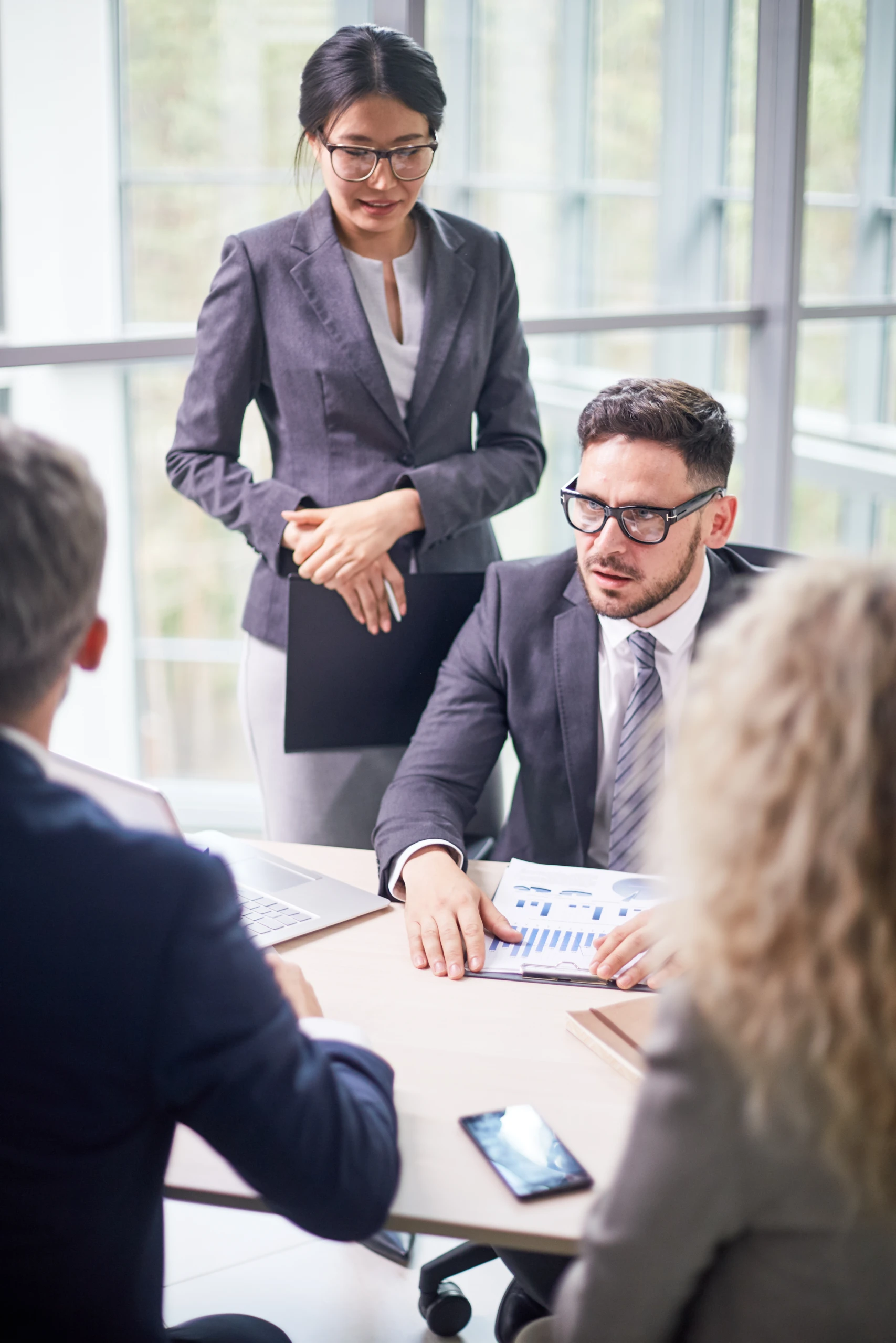Conseil fiscal présenté à une équipe dirigeante en salle de réunion
