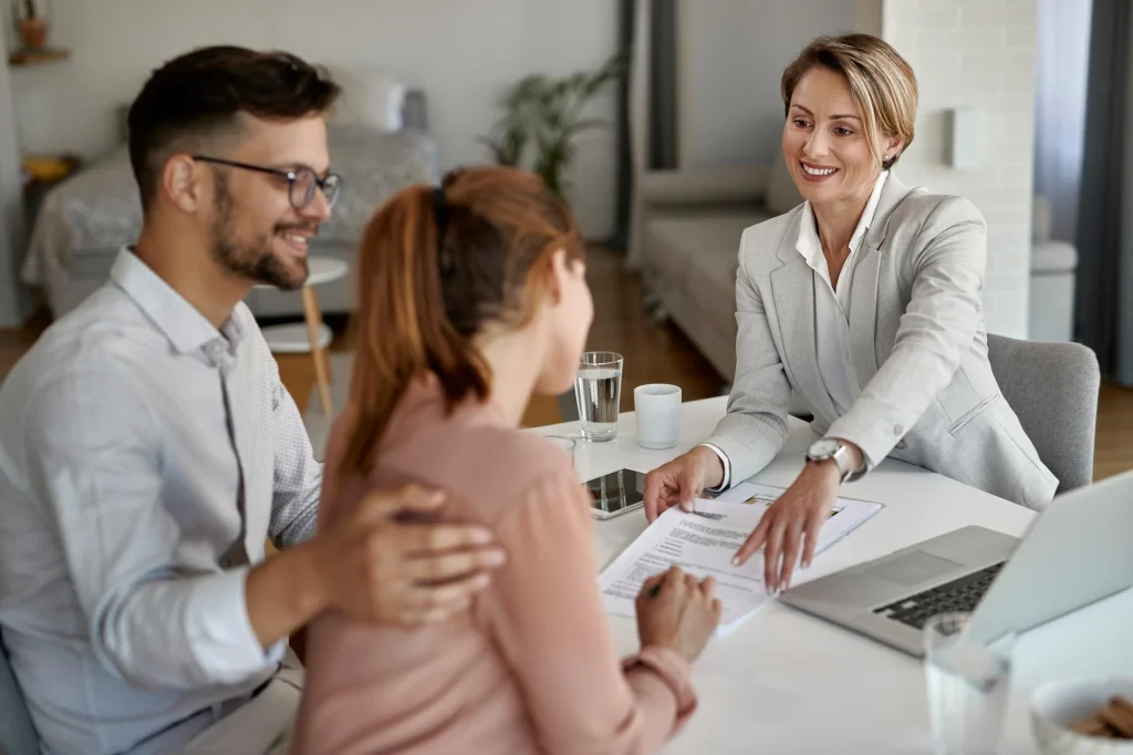 Conseil en fiscalité immobilière lors d'un rendez-vous avec des acquéreurs