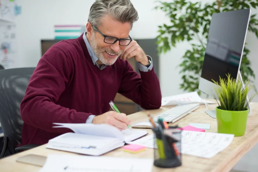 Conseil fiscal aidant un particulier à préparer sa déclaration de revenus