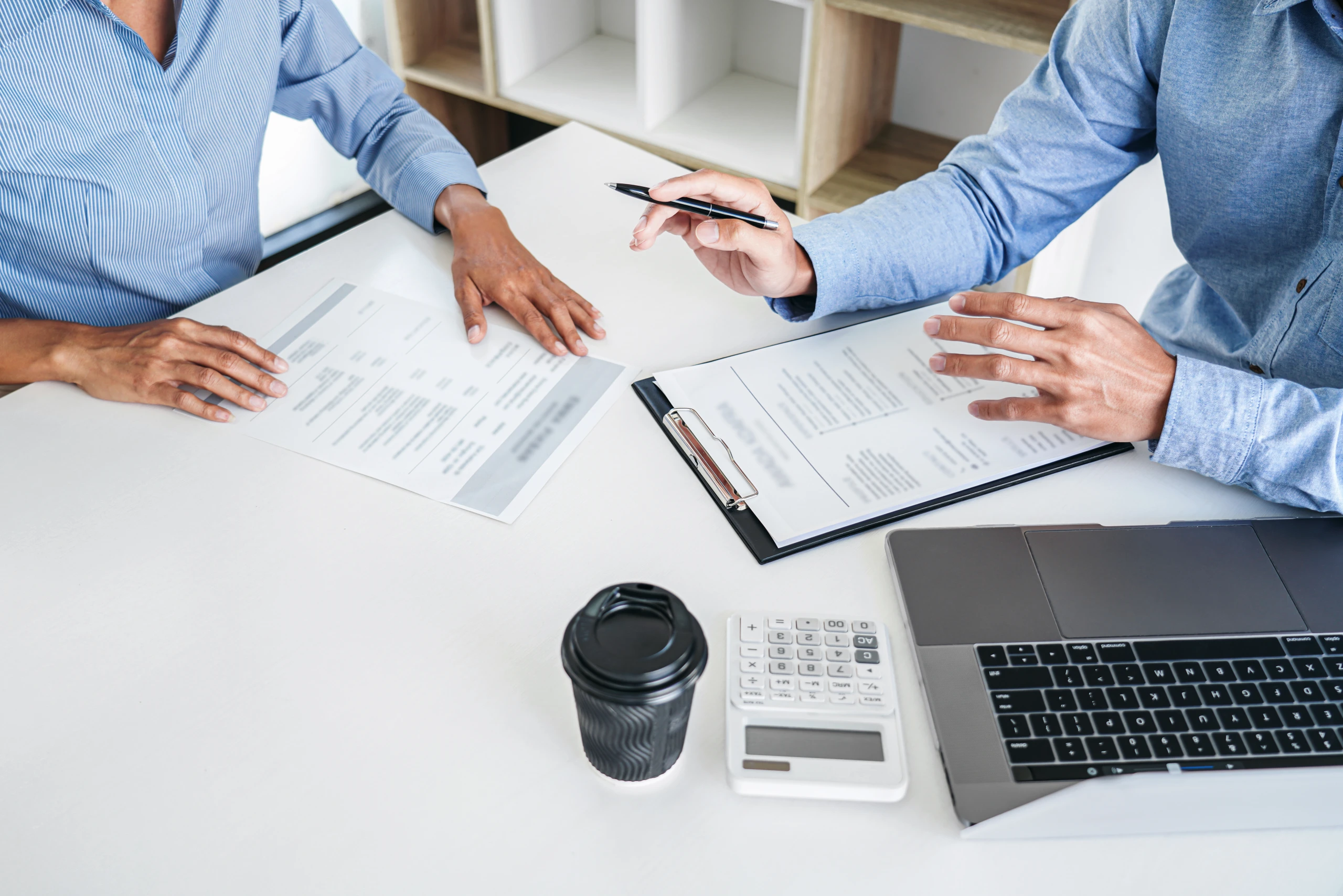 Analyse d'un dossier fiscal de particulier entre la cliente et son conseil