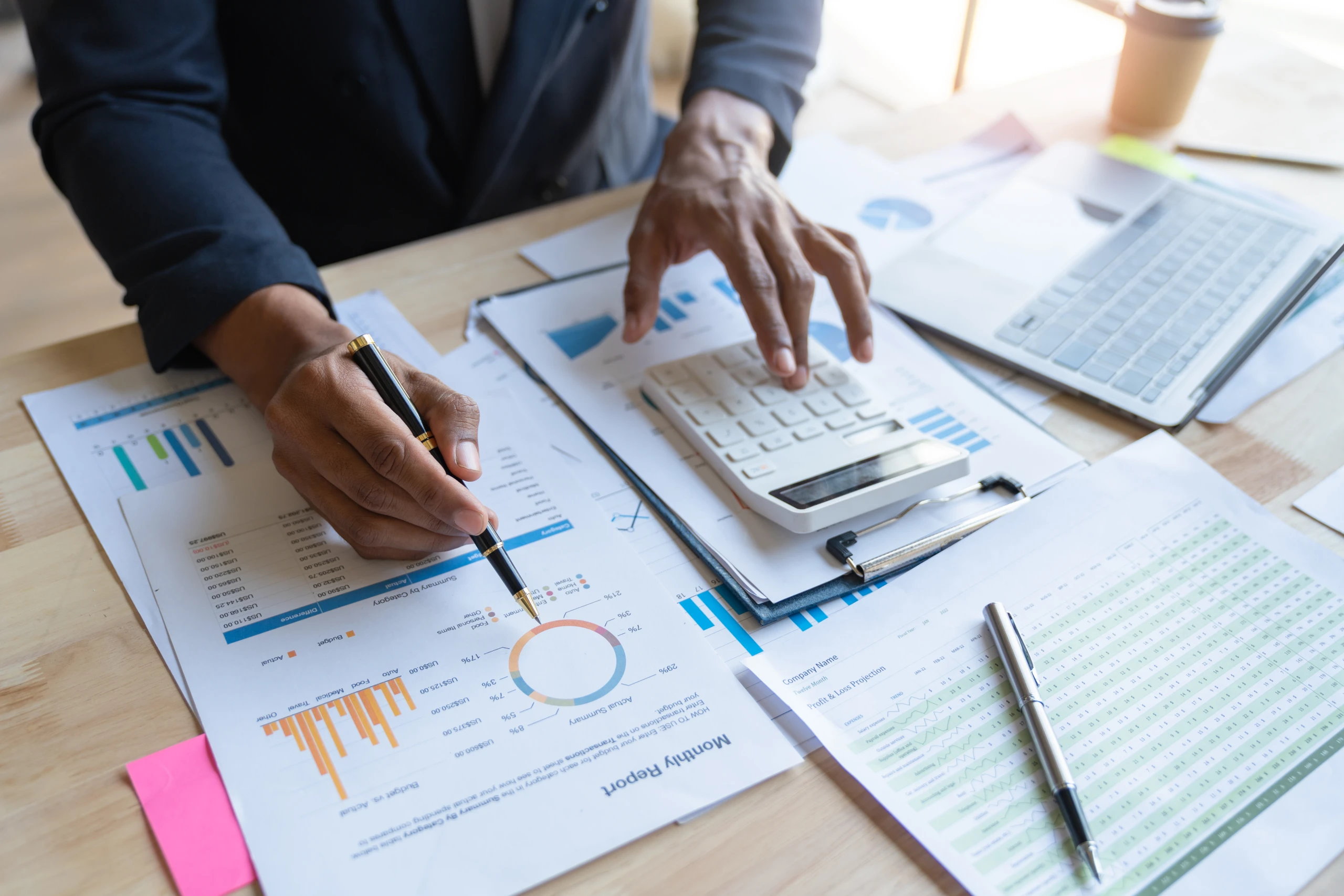 Rapport d'audit fiscal annoté, graphiques et calculatrice sur un bureau