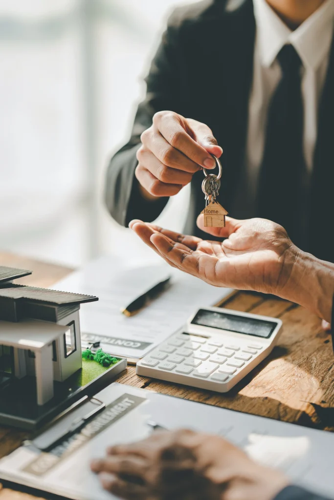 Remise des clés après une acquisition immobilière sécurisée fiscalement
