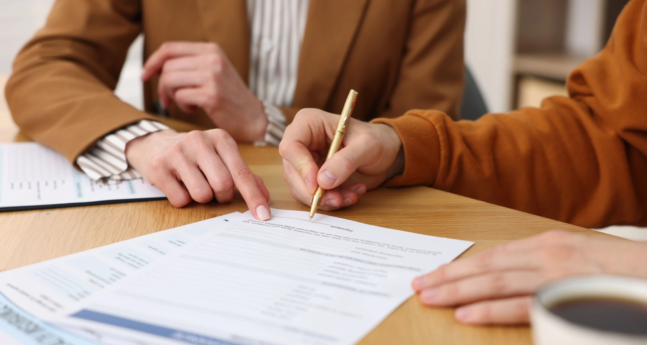 Signature d'un document fiscal après relecture avec le conseil