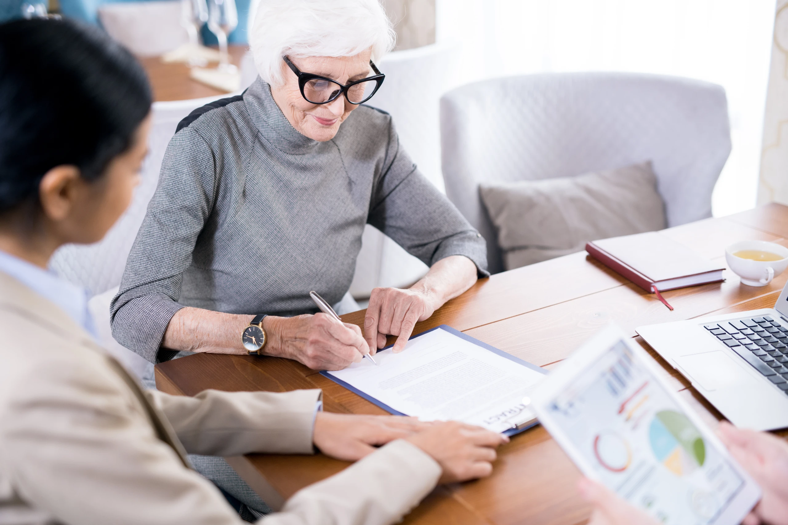 Conseil en succession accompagnant une cliente senior sur son patrimoine